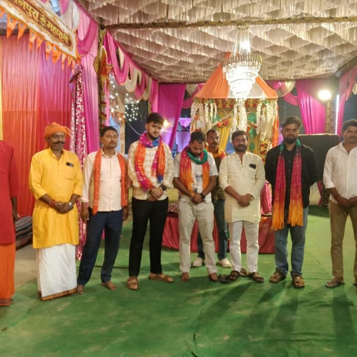 बभनपुरा में देर रात तक चला देवी गीत भजन कार्यक्रम:दुर्गा पूजा समिति ने किया आयोजन, श्रवण सुल्तानपुरी ने बांधा समां, विधायक पुत्र भी पहुंचे