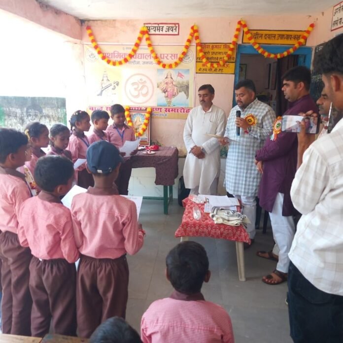 प्राथमिक विद्यालय परसा में बाल संसद का शपथ ग्रहण:बस्ती में भावेश पांडेय बोले- यह बाल नेतृत्व ही भविष्य का नेतृत्व है