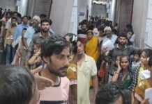 यूपी:आधार बनवाने जा रहे हैं तो सावधान! मुफ्त काम के भी वसूल रहे रुपये, केंद्र प्रबंधन ने पुलिस से की शिकायत – Fraud Alleged Outside Agra Aadhaar Centre, Free Appointments Sold For Up To ₹300 यूपी:आधार बनवाने जा रहे हैं तो सावधान! मुफ्त काम के भी वसूल रहे रुपये, केंद्र प्रबंधन ने पुलिस से की शिकायत - Fraud Alleged Outside Agra Aadhaar Centre, Free Appointments Sold For Up To ₹300