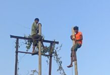 गिलौला में 10 दिन से बिजली गुल:सैकड़ों पोल टूटने और 33 केवी लाइन में फॉल्ट से मरम्मत में लग रहा समय, लोग जनरेटर से मोबाइल चार्ज कर रहे