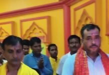 नानपारा के मंदिरों में शारदीय नवरात्रि पर उमड़ी भक्तों की:सतरूपा अष्टभुजा दुर्गा मंदिर में शाम की आरती में सैकड़ों श्रद्धालु हुए शामिल नानपारा के मंदिरों में शारदीय नवरात्रि पर उमड़ी भक्तों की:सतरूपा अष्टभुजा दुर्गा मंदिर में शाम की आरती में सैकड़ों श्रद्धालु हुए शामिल