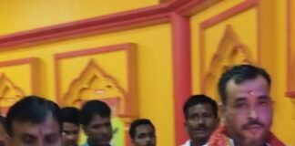 नानपारा के मंदिरों में शारदीय नवरात्रि पर उमड़ी भक्तों की:सतरूपा अष्टभुजा दुर्गा मंदिर में शाम की आरती में सैकड़ों श्रद्धालु हुए शामिल नानपारा के मंदिरों में शारदीय नवरात्रि पर उमड़ी भक्तों की:सतरूपा अष्टभुजा दुर्गा मंदिर में शाम की आरती में सैकड़ों श्रद्धालु हुए शामिल