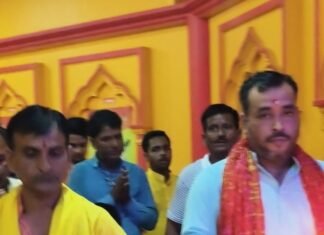 नानपारा के मंदिरों में शारदीय नवरात्रि पर उमड़ी भक्तों की:सतरूपा अष्टभुजा दुर्गा मंदिर में शाम की आरती में सैकड़ों श्रद्धालु हुए शामिल नानपारा के मंदिरों में शारदीय नवरात्रि पर उमड़ी भक्तों की:सतरूपा अष्टभुजा दुर्गा मंदिर में शाम की आरती में सैकड़ों श्रद्धालु हुए शामिल