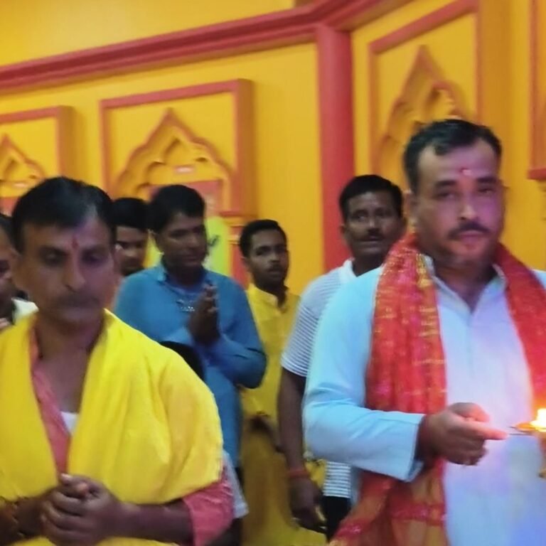 नानपारा के मंदिरों में शारदीय नवरात्रि पर उमड़ी भक्तों की:सतरूपा अष्टभुजा दुर्गा मंदिर में शाम की आरती में सैकड़ों श्रद्धालु हुए शामिल