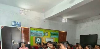 श्रीदत्तगंज में एंटी रोमियो टीम ने छात्रों को किया जागरूक:मिशन शक्ति के तहत पीएम श्री कंपोजिट स्कूल में साइबर सुरक्षा की दी जानकारी श्रीदत्तगंज में एंटी रोमियो टीम ने छात्रों को किया जागरूक:मिशन शक्ति के तहत पीएम श्री कंपोजिट स्कूल में साइबर सुरक्षा की दी जानकारी