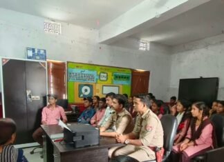 श्रीदत्तगंज में एंटी रोमियो टीम ने छात्रों को किया जागरूक:मिशन शक्ति के तहत पीएम श्री कंपोजिट स्कूल में साइबर सुरक्षा की दी जानकारी श्रीदत्तगंज में एंटी रोमियो टीम ने छात्रों को किया जागरूक:मिशन शक्ति के तहत पीएम श्री कंपोजिट स्कूल में साइबर सुरक्षा की दी जानकारी