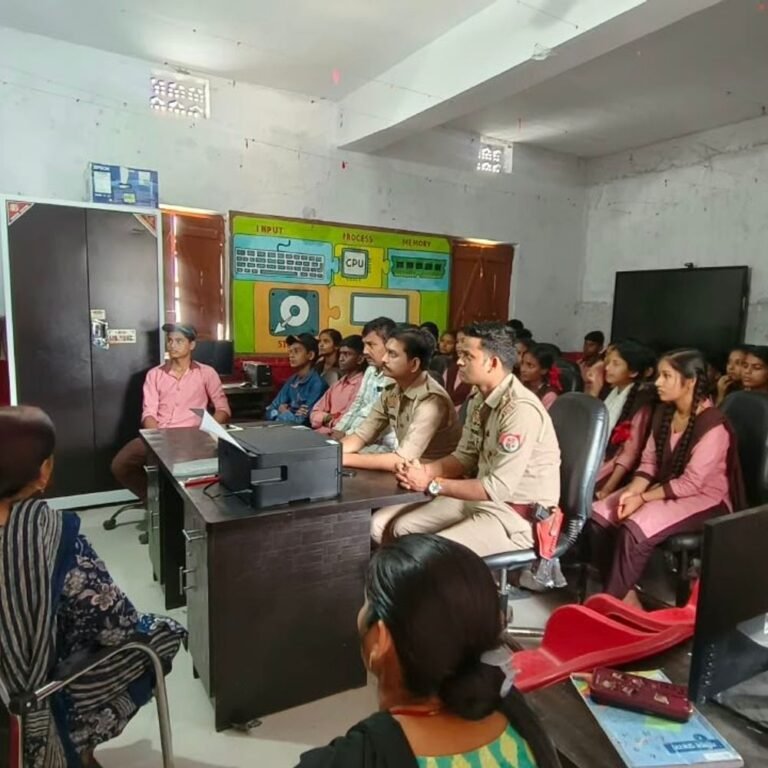 श्रीदत्तगंज में एंटी रोमियो टीम ने छात्रों को किया जागरूक:मिशन शक्ति के तहत पीएम श्री कंपोजिट स्कूल में साइबर सुरक्षा की दी जानकारी