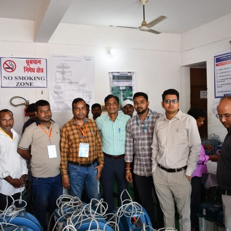 सिद्धार्थनगर में EVM की जांच का डीएम ने किया निरीक्षण:CCTV की निगरानी में चल रही प्रक्रिया, डमी चुनाव चिह्न अपलोड कर परखी जा रही कार्यक्षमता