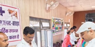 बहराइच में सांसद ने सेवा संकल्प सप्ताह का किया समापन:विभिन्न विभागों के स्टॉल देखे, आंगनबाड़ी कार्यकर्ताओं को मोबाइल बांटे