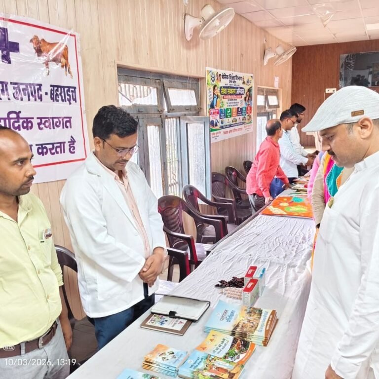 बहराइच में सांसद ने सेवा संकल्प सप्ताह का किया समापन:विभिन्न विभागों के स्टॉल देखे, आंगनबाड़ी कार्यकर्ताओं को मोबाइल बांटे