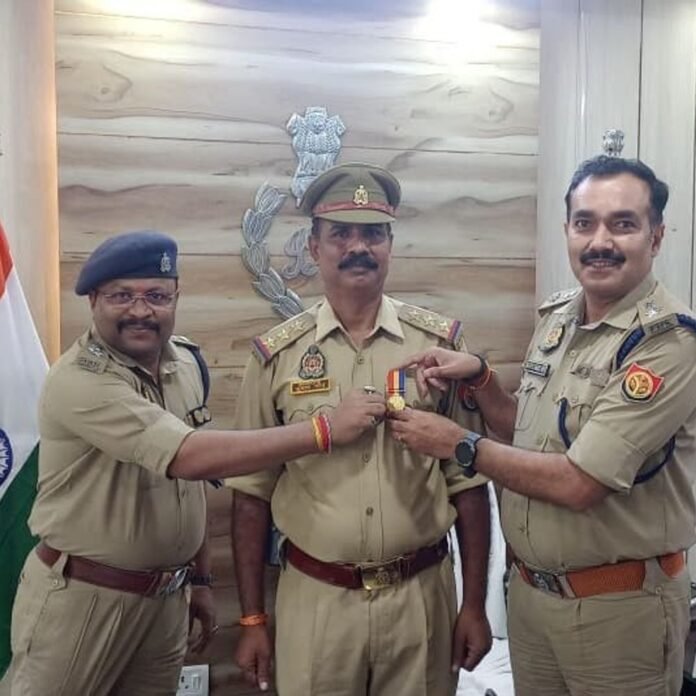ac606b97-14a3-426e-9579-44001ed4cea2_1792065268853.jpg बलरामपुर में निरीक्षक को मिला अति उत्कृष्ट सेवा पदक:एसपी और एएसपी ने किया सम्मानित, पुलिस परिवार ने जताया गर्व