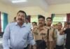 डीएम ने कुर्सी छोड़ दिव्यांग की सुनीं समस्या:पीएम आवास और ट्राईसाइकिल देने के निर्देश, समाधान दिवस में पहुंचे थे