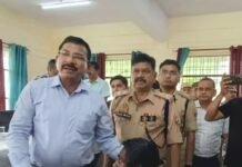 डीएम ने कुर्सी छोड़ दिव्यांग की सुनीं समस्या:पीएम आवास और ट्राईसाइकिल देने के निर्देश, समाधान दिवस में पहुंचे थे