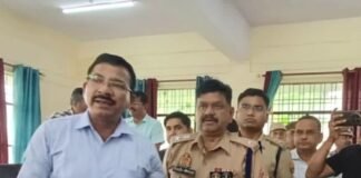 डीएम ने कुर्सी छोड़ दिव्यांग की सुनीं समस्या:पीएम आवास और ट्राईसाइकिल देने के निर्देश, समाधान दिवस में पहुंचे थे