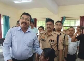 डीएम ने कुर्सी छोड़ दिव्यांग की सुनीं समस्या:पीएम आवास और ट्राईसाइकिल देने के निर्देश, समाधान दिवस में पहुंचे थे