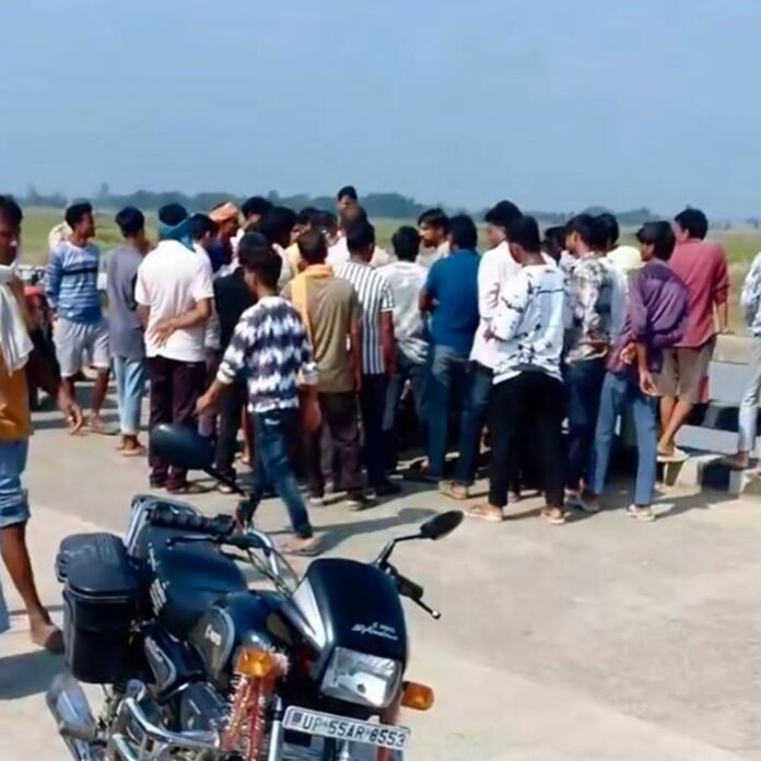 तिघरा घाट पर युवक ने नदी में लगाई छलांग:सिद्धार्थनगर में साथी के सामने कूदा, पुलिस और फोरेंसिक टीम तलाश में जुटी