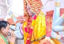 ब्लॉक प्रमुख प्रतिनिधि ने मां स्कंदमाता के दर्शन किए:नवरात्र के पांचवें दिन श्रावस्ती के दुर्गा पूजा पंडालों में पहुंचे, चुनरी चढ़ाकर मांगा आशीर्वाद ब्लॉक प्रमुख प्रतिनिधि ने मां स्कंदमाता के दर्शन किए:नवरात्र के पांचवें दिन श्रावस्ती के दुर्गा पूजा पंडालों में पहुंचे, चुनरी चढ़ाकर मांगा आशीर्वाद