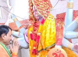 ब्लॉक प्रमुख प्रतिनिधि ने मां स्कंदमाता के दर्शन किए:नवरात्र के पांचवें दिन श्रावस्ती के दुर्गा पूजा पंडालों में पहुंचे, चुनरी चढ़ाकर मांगा आशीर्वाद ब्लॉक प्रमुख प्रतिनिधि ने मां स्कंदमाता के दर्शन किए:नवरात्र के पांचवें दिन श्रावस्ती के दुर्गा पूजा पंडालों में पहुंचे, चुनरी चढ़ाकर मांगा आशीर्वाद
