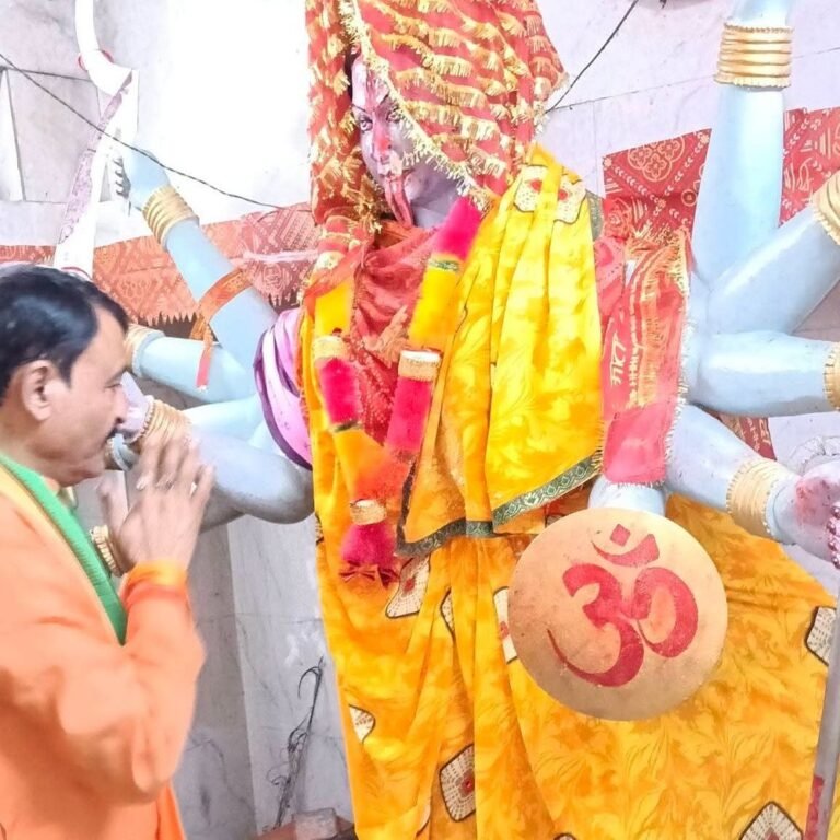 ब्लॉक प्रमुख प्रतिनिधि ने मां स्कंदमाता के दर्शन किए:नवरात्र के पांचवें दिन श्रावस्ती के दुर्गा पूजा पंडालों में पहुंचे, चुनरी चढ़ाकर मांगा आशीर्वाद