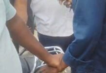 महराजगंज में बाइक चोरी की कोशिश करते पकड़ा गया चोर:व्यापारियों ने पुलिस को सौंपा, अज्ञात पर केस दर्ज महराजगंज में बाइक चोरी की कोशिश करते पकड़ा गया चोर:व्यापारियों ने पुलिस को सौंपा, अज्ञात पर केस दर्ज