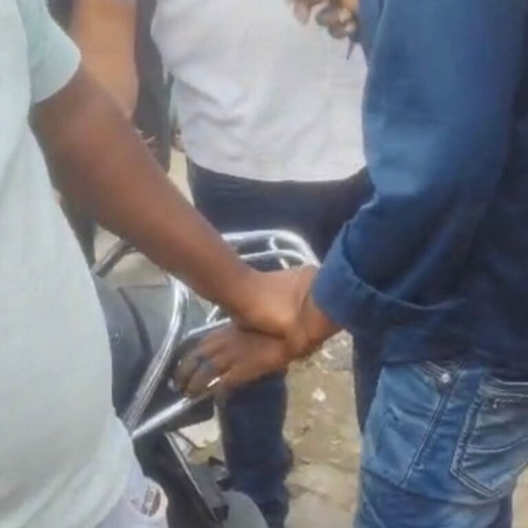 महराजगंज में बाइक चोरी की कोशिश करते पकड़ा गया चोर:व्यापारियों ने पुलिस को सौंपा, अज्ञात पर केस दर्ज