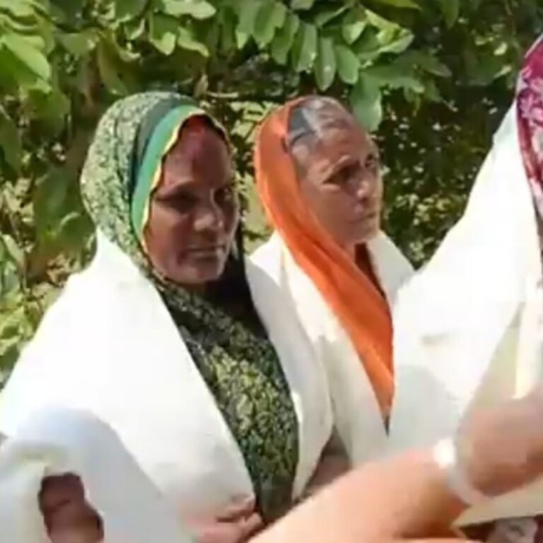 ऐंठी के कबीर तिवारी आश्रम में सेवा की मिसाल:बच्चियों को साइकिलें और बुजुर्गों को अंगवस्त्र देकर किया सम्मानित