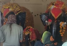 पोखरा में घुटने भर पानी में चलकर मंदिर पहुंचे:बस्ती में नवरात्र के तीसरे दिन भी मां के दर्शन को उमड़ी भीड़, रास्ते में जलभराव से परेशानी पोखरा में घुटने भर पानी में चलकर मंदिर पहुंचे:बस्ती में नवरात्र के तीसरे दिन भी मां के दर्शन को उमड़ी भीड़, रास्ते में जलभराव से परेशानी