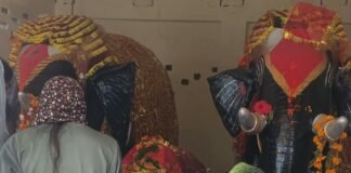पोखरा में घुटने भर पानी में चलकर मंदिर पहुंचे:बस्ती में नवरात्र के तीसरे दिन भी मां के दर्शन को उमड़ी भीड़, रास्ते में जलभराव से परेशानी पोखरा में घुटने भर पानी में चलकर मंदिर पहुंचे:बस्ती में नवरात्र के तीसरे दिन भी मां के दर्शन को उमड़ी भीड़, रास्ते में जलभराव से परेशानी