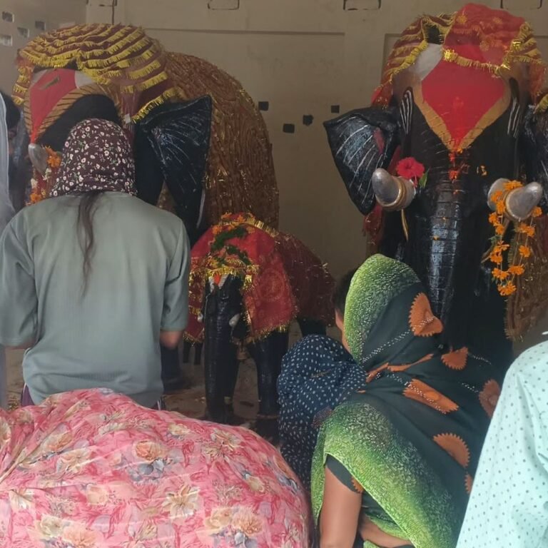 पोखरा में घुटने भर पानी में चलकर मंदिर पहुंचे:बस्ती में नवरात्र के तीसरे दिन भी मां के दर्शन को उमड़ी भीड़, रास्ते में जलभराव से परेशानी