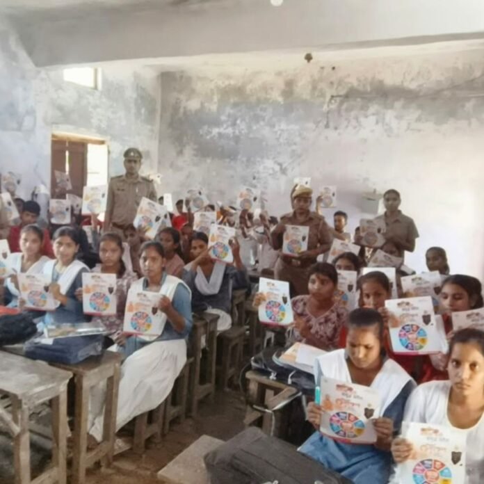 विशेश्वरगंज पुलिस ने चलाया महिला सुरक्षा और जागरूकता अभियान,:इंस्पेक्टर के नेतृत्व में महिलाओं को अधिकारों के प्रति किया जागरूक, हेल्पलाइन नंबर बताए,