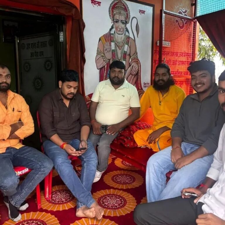 ब्लॉक प्रमुख अभिषेक कुमार पैड़ा धाम आश्रम पहुंचे:गोविंद दास जी महाराज का हाल जानने के लिए भाजपा के जिला पदाधिकारी भी साथ आए
