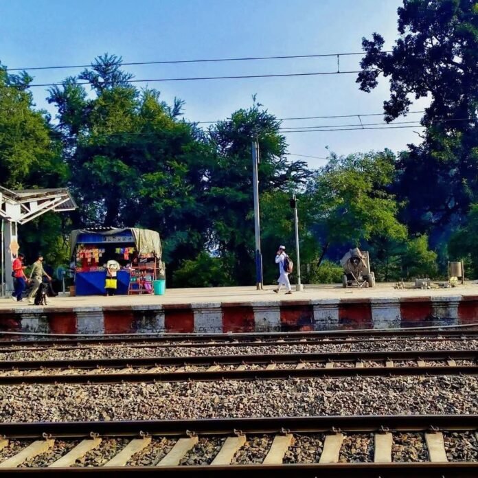 बभनान स्टेशन के प्लेटफॉर्म 2 पर छाजन का काम शुरू:गोरखपुर जाने वाले यात्रियों को धूप-बारिश से मिलेगी राहत
