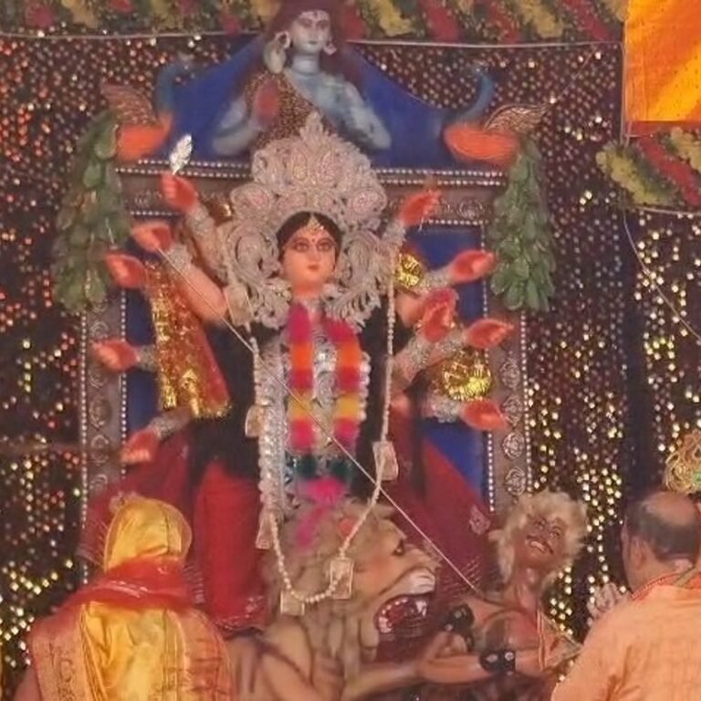 जमुनहा में शारदीय नवरात्रि पर सजा माता रानी का दरबार:स्कूल प्रांगण में मेहुल नाग ने भेंट की पहली चुनरी, विधि-विधान से हुई कलश स्थापना