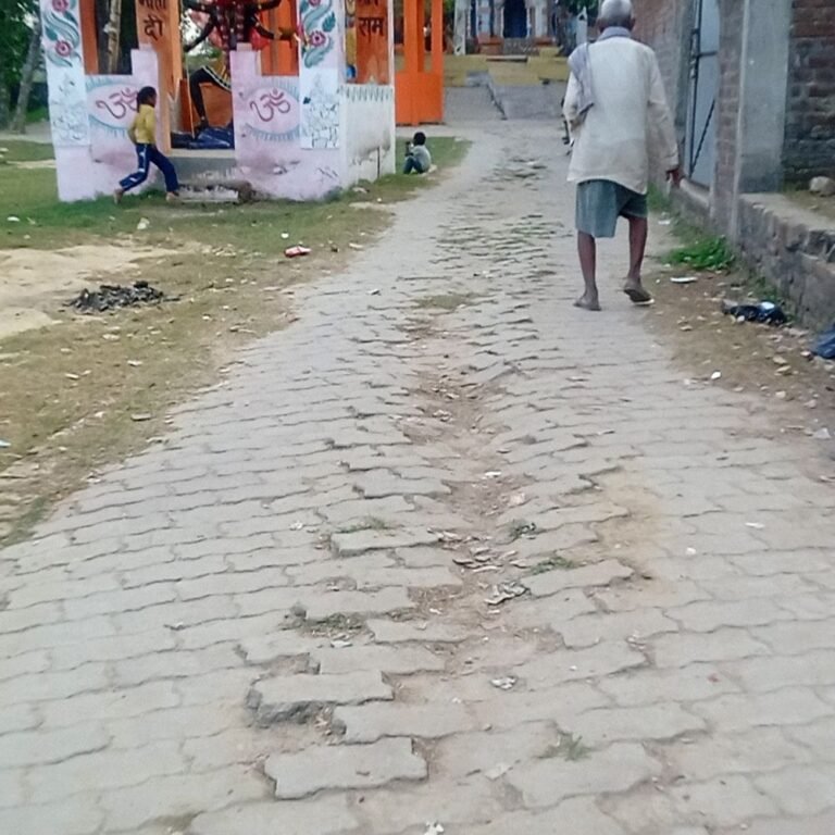 पाइपलाइन की खोदाई के बाद मंदिर का रास्ता धंसा:श्रावस्ती के नासिरगंज में दो-तीन साल से मरम्मत नहीं, जलापूर्ति भी शुरू नहीं हुई