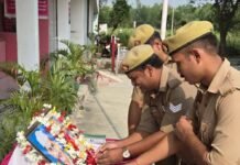 बस्ती के दुबौलिया थाने में गांधी-शास्त्री जयंती:पुलिसकर्मियों ने श्रद्धांजलि देकर स्वच्छता और ईमानदारी का लिया संकल्प