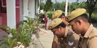 बस्ती के दुबौलिया थाने में गांधी-शास्त्री जयंती:पुलिसकर्मियों ने श्रद्धांजलि देकर स्वच्छता और ईमानदारी का लिया संकल्प
