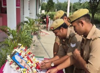 बस्ती के दुबौलिया थाने में गांधी-शास्त्री जयंती:पुलिसकर्मियों ने श्रद्धांजलि देकर स्वच्छता और ईमानदारी का लिया संकल्प