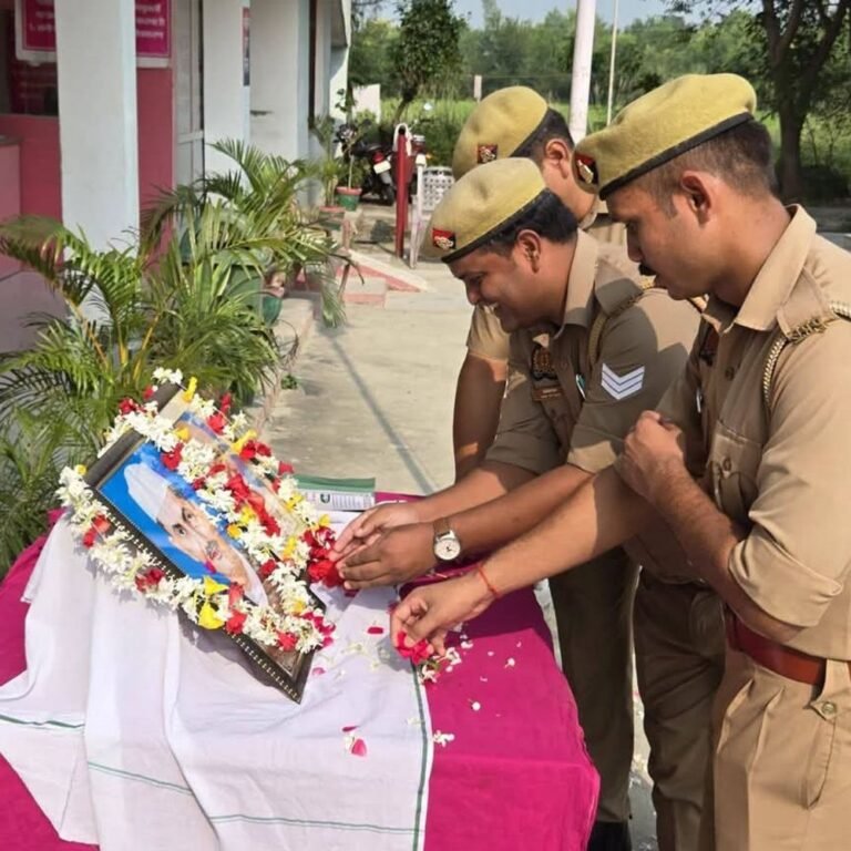 बस्ती के दुबौलिया थाने में गांधी-शास्त्री जयंती:पुलिसकर्मियों ने श्रद्धांजलि देकर स्वच्छता और ईमानदारी का लिया संकल्प