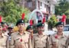 एनसीसी कैडेट्स ने बिना हेलमेट चालकों को गुलाब दिया:महाराजगंज में यातायात पुलिस ने चलाया जागरूकता अभियान, नियमों का पालन करने की अपील एनसीसी कैडेट्स ने बिना हेलमेट चालकों को गुलाब दिया:महाराजगंज में यातायात पुलिस ने चलाया जागरूकता अभियान, नियमों का पालन करने की अपील