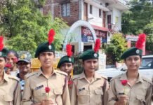 एनसीसी कैडेट्स ने बिना हेलमेट चालकों को गुलाब दिया:महाराजगंज में यातायात पुलिस ने चलाया जागरूकता अभियान, नियमों का पालन करने की अपील एनसीसी कैडेट्स ने बिना हेलमेट चालकों को गुलाब दिया:महाराजगंज में यातायात पुलिस ने चलाया जागरूकता अभियान, नियमों का पालन करने की अपील