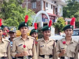 एनसीसी कैडेट्स ने बिना हेलमेट चालकों को गुलाब दिया:महाराजगंज में यातायात पुलिस ने चलाया जागरूकता अभियान, नियमों का पालन करने की अपील