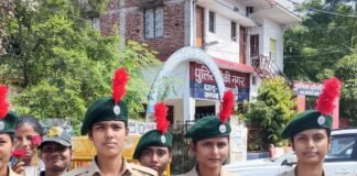 एनसीसी कैडेट्स ने बिना हेलमेट चालकों को गुलाब दिया:महाराजगंज में यातायात पुलिस ने चलाया जागरूकता अभियान, नियमों का पालन करने की अपील एनसीसी कैडेट्स ने बिना हेलमेट चालकों को गुलाब दिया:महाराजगंज में यातायात पुलिस ने चलाया जागरूकता अभियान, नियमों का पालन करने की अपील