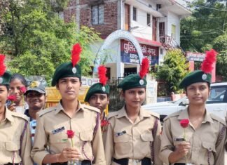 एनसीसी कैडेट्स ने बिना हेलमेट चालकों को गुलाब दिया:महाराजगंज में यातायात पुलिस ने चलाया जागरूकता अभियान, नियमों का पालन करने की अपील एनसीसी कैडेट्स ने बिना हेलमेट चालकों को गुलाब दिया:महाराजगंज में यातायात पुलिस ने चलाया जागरूकता अभियान, नियमों का पालन करने की अपील