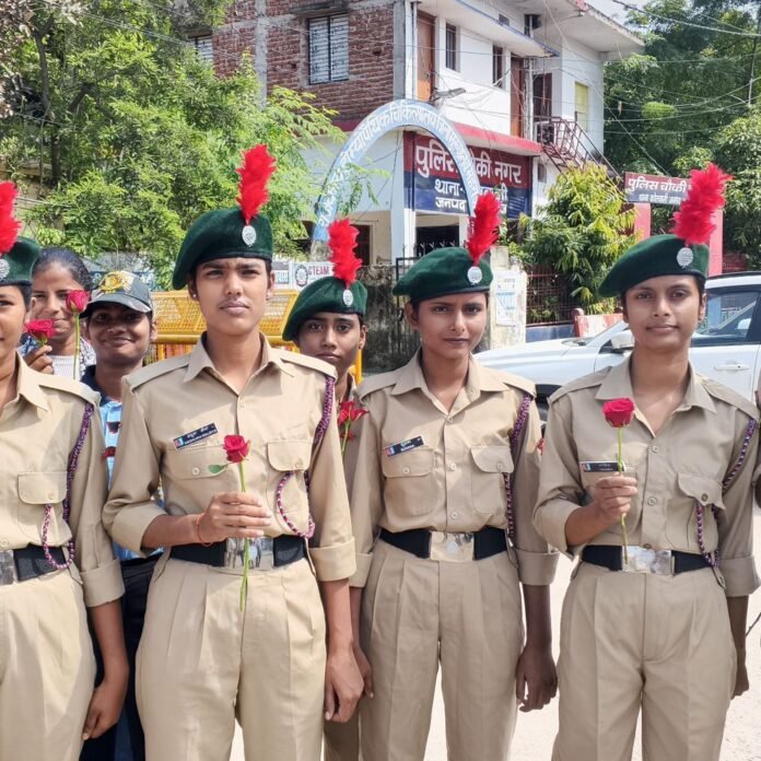 एनसीसी कैडेट्स ने बिना हेलमेट चालकों को गुलाब दिया:महाराजगंज में यातायात पुलिस ने चलाया जागरूकता अभियान, नियमों का पालन करने की अपील