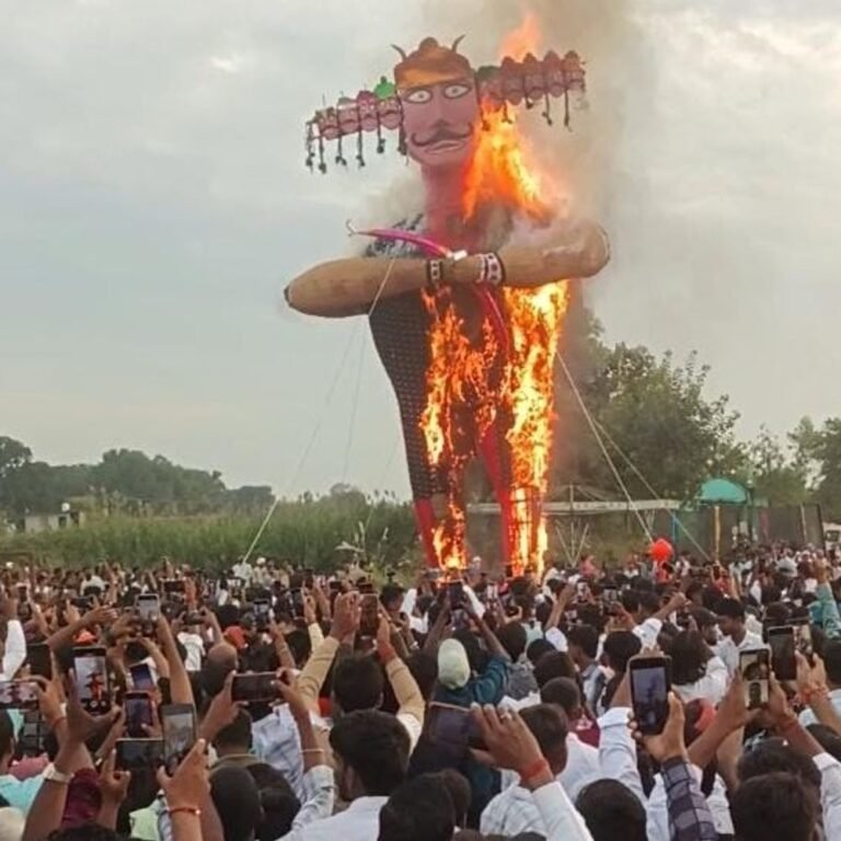 बारीगांव में रामलीला मेले की परंपरा 83 साल से जारी:1943 में शुरू हुए मेले में रावण दहन हुआ, कबड्डी, दौड़, फुटबॉल और वॉलीबॉल प्रतियोगिताएं भी हुई