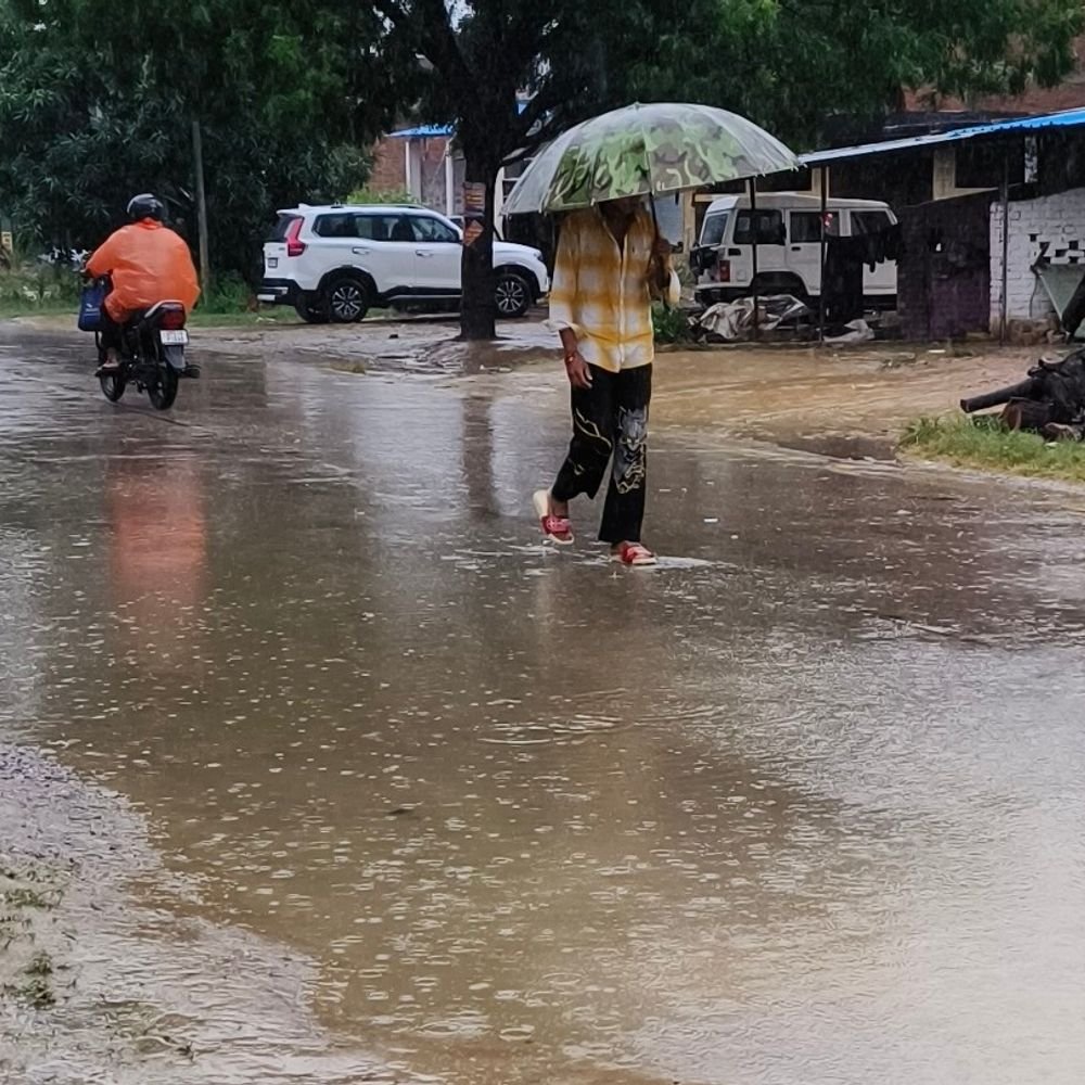 महादेवा में सुबह से लगातार बारिश जारी:बाजार में ग्राहकों की संख्या घटी, व्यापारियों को नुकसान और किसानों को फसल की चिंता