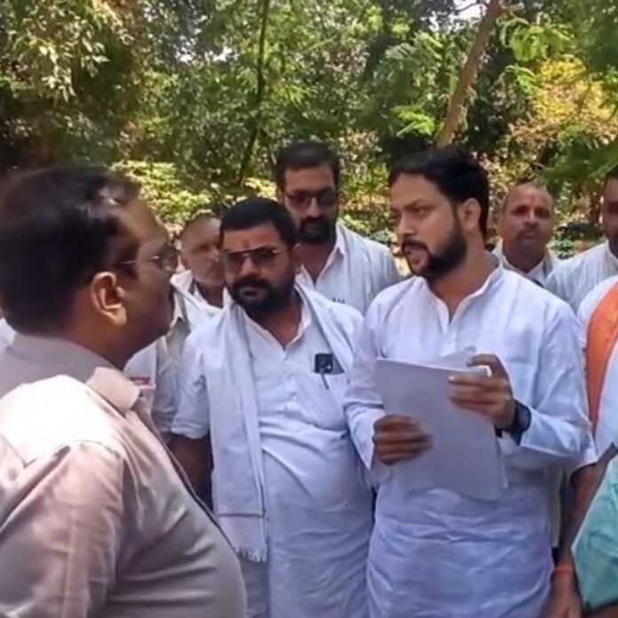 प्रधानों ने 10 मांगों को लेकर किया प्रदर्शन:मुख्यमंत्री को भेजा ज्ञापन, 3 दिन में मांगें न मानीं तो लखनऊ में अनिश्चितकालीन धरना देंगे