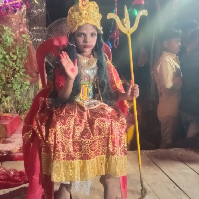श्रावस्ती के रामपुर कटेल में दुर्गा पूजा का आयोजन:नवरात्रि के तीसरे दिन चंद्रघंटा माता की पूजा हुई, राधा-कृष्ण की झांकी भी निकली