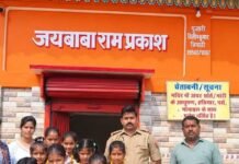 बाबा रामप्रकाश मंदिर में अयोध्या के फूलों से हुआ श्रृंगार:शयन आरती में उमड़ी श्रद्धालुओं की भीड़, मंदिर परिसर भक्तिमय हुआ