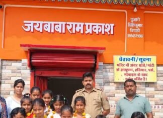 बाबा रामप्रकाश मंदिर में अयोध्या के फूलों से हुआ श्रृंगार:शयन आरती में उमड़ी श्रद्धालुओं की भीड़, मंदिर परिसर भक्तिमय हुआ
